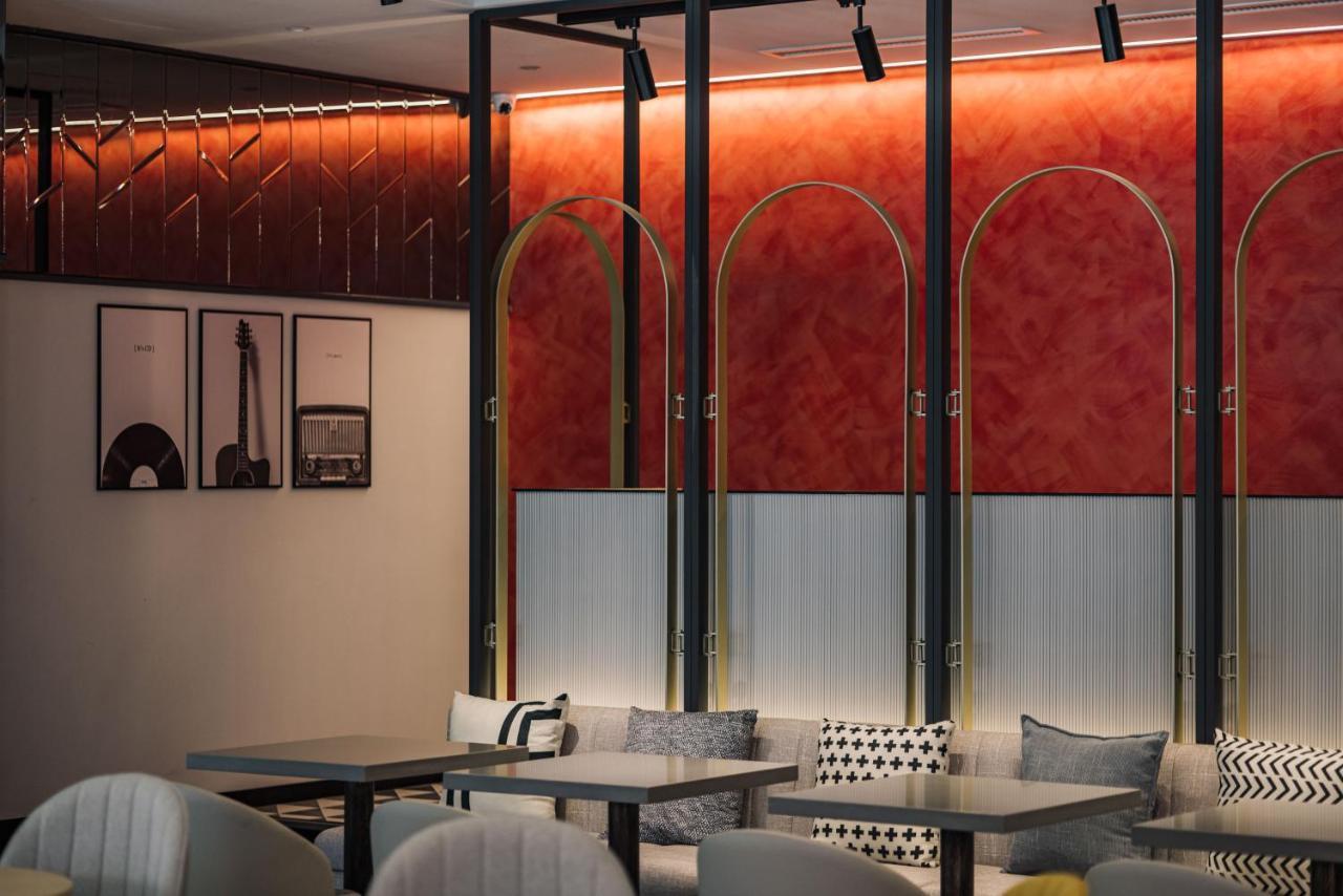 Olah Poshtel - Taichung Station Hotel Bagian luar foto