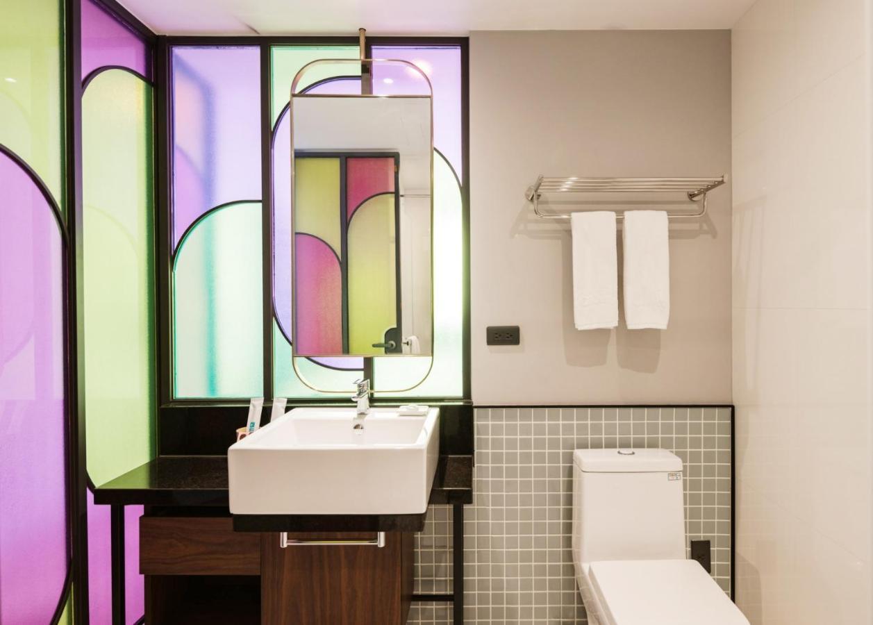 Olah Poshtel - Taichung Station Hotel Bagian luar foto