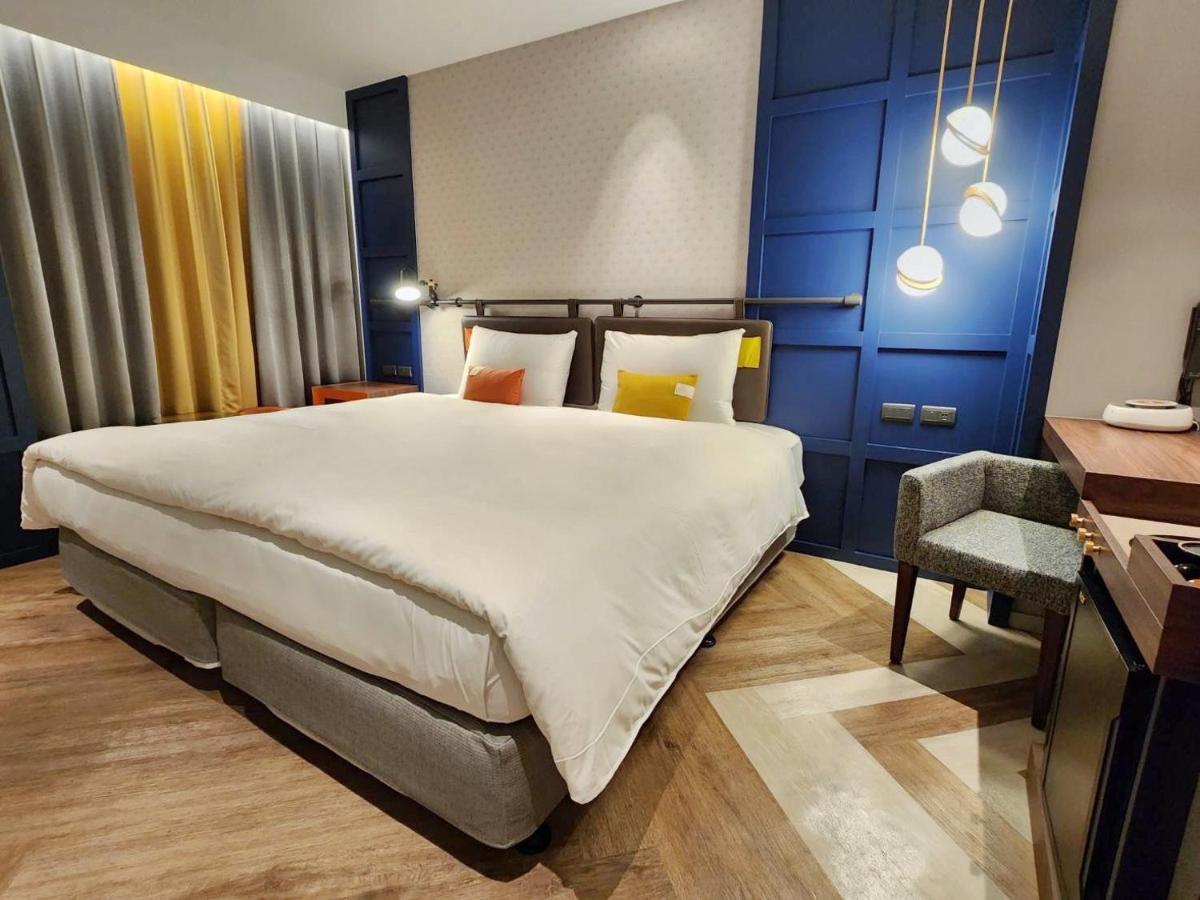 Olah Poshtel - Taichung Station Hotel Bagian luar foto