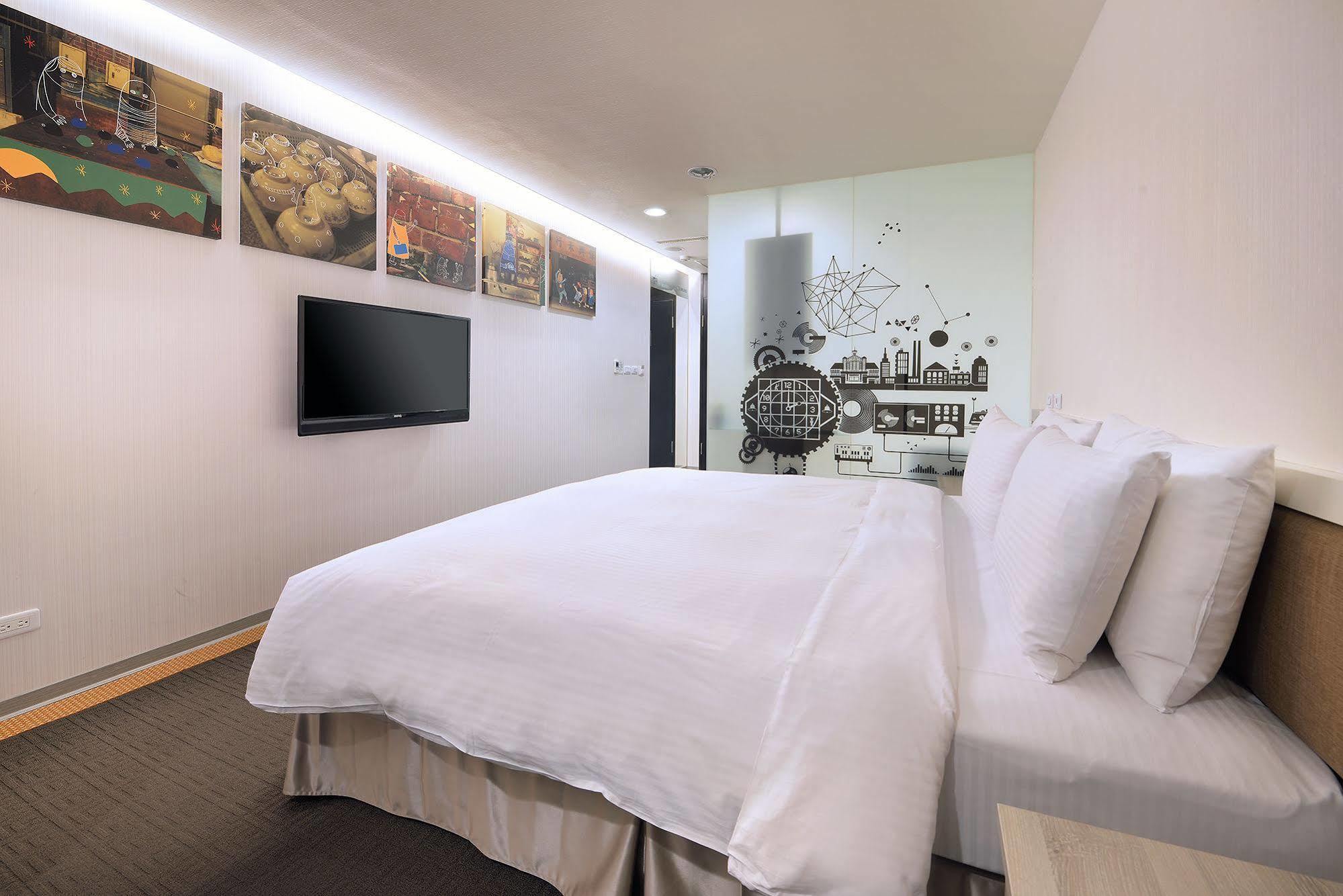 Olah Poshtel - Taichung Station Hotel Bagian luar foto
