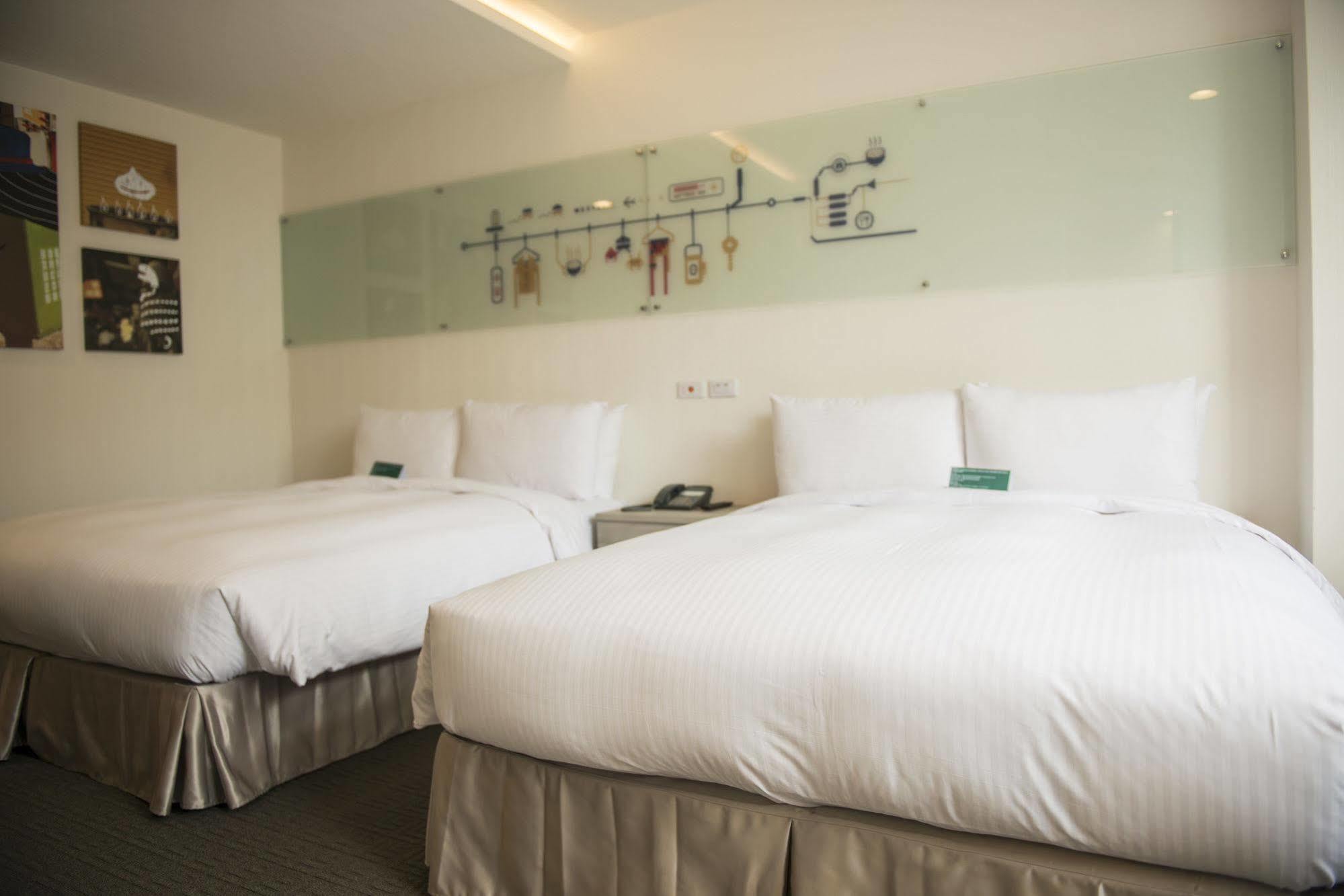 Olah Poshtel - Taichung Station Hotel Bagian luar foto